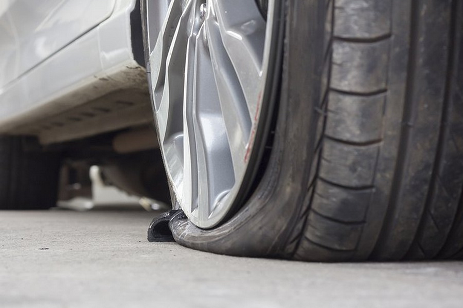 В Комрате неизвестные порезали шины легкового автомобиля