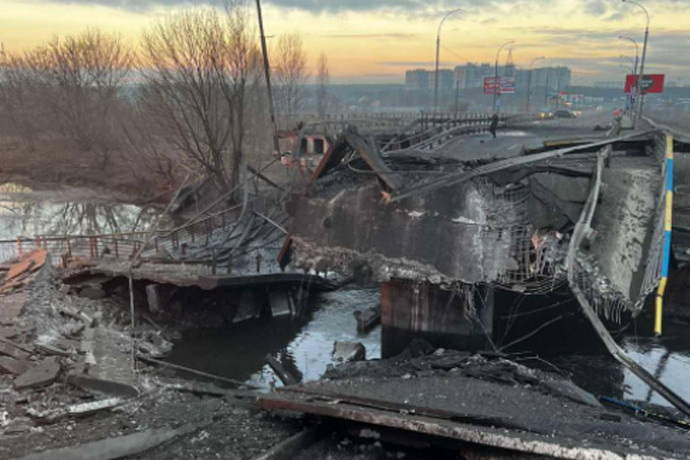 Под Киевом взорвали мосты, чтобы остановить военных России