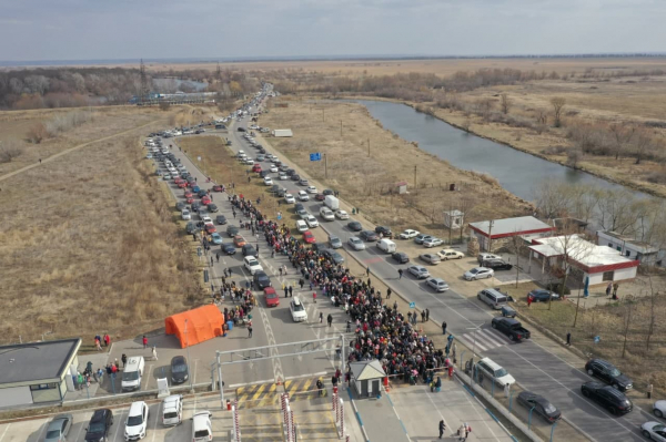 Многокилометровые очереди на КПП в Палане: тысячи украинцев ищут убежище в Молдове