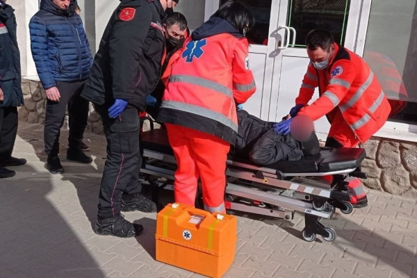 Лежащего на земле человека нашли на одной из улиц Комрата