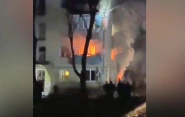 В Чернигове снаряд попал в жилой дом: начался пожар