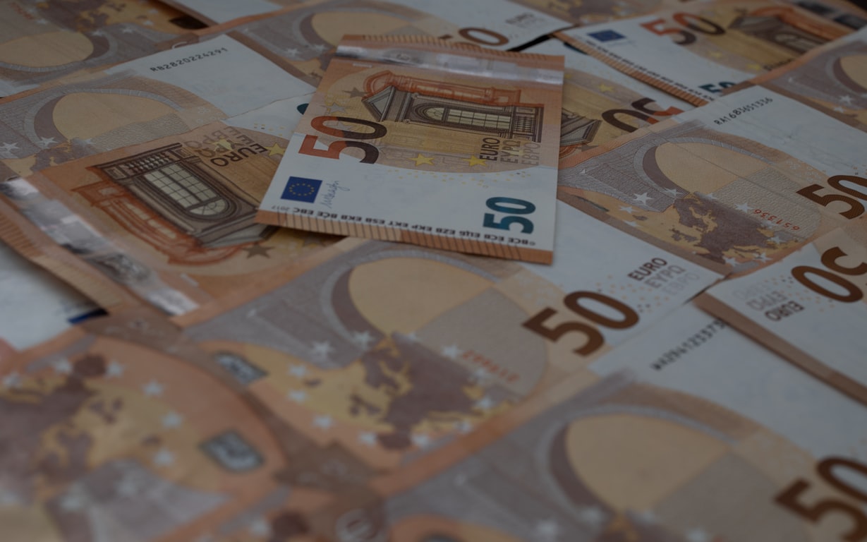 ЕС запретил вывозить, поставлять и продавать банкноты евро в России