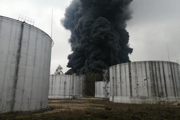 В Чернигове после обстрелов загорелась нефтебаза