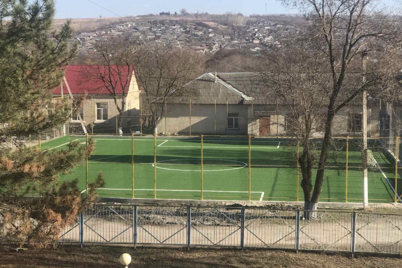 Строительство футбольного поля завершают в Чадыр-Лунге