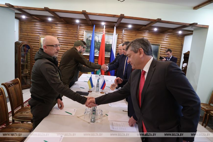 Переговоры России и Украины начались с рукопожатия членов делегаций