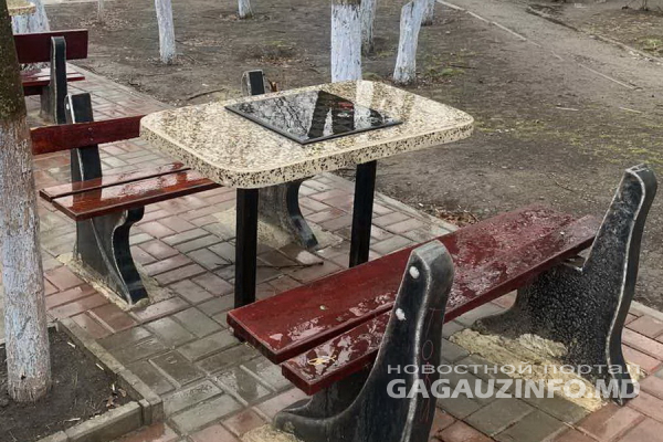 В Комрате вандалы повредили местную шахматную аллею