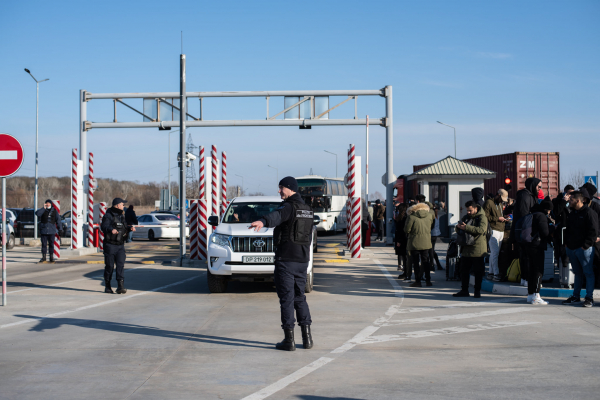 Люди могут стоять в очереди по 8 часов. Ситуация на границе Молдовы