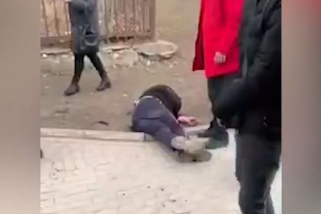Остановка превратилась в ринг для бокса: в Бельцах парень нокаутировал двух нападавших