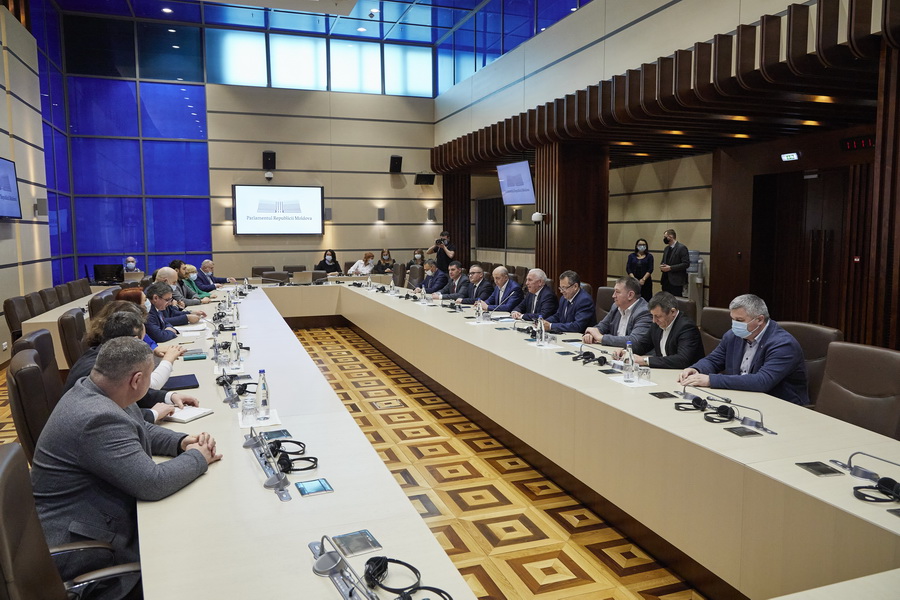 «Живем в сложное время»: депутаты парламента и НСГ провели первую встречу