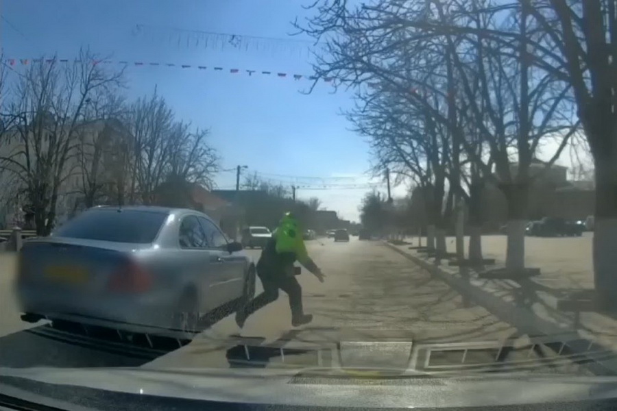 В центре Комрата водитель совершил наезд на сотрудника полиции