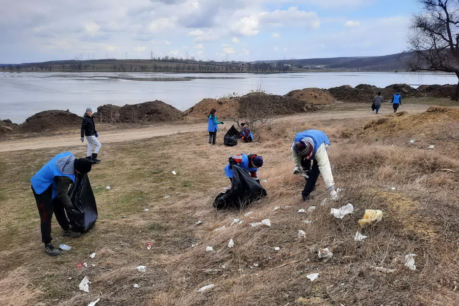 «Субботник» в Комрате. 70 мешков с мусором вывезла с территории водохранилища молодежь