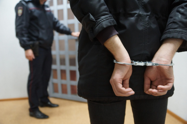 Вымогали €55 тысяч, угрожая опубликовать интимные фото. В Молдове задержали трех мужчин