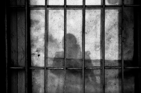 Жителя Кишинева приговорили к 10 годам тюрьмы. Он до полусмерти избил сожительницу