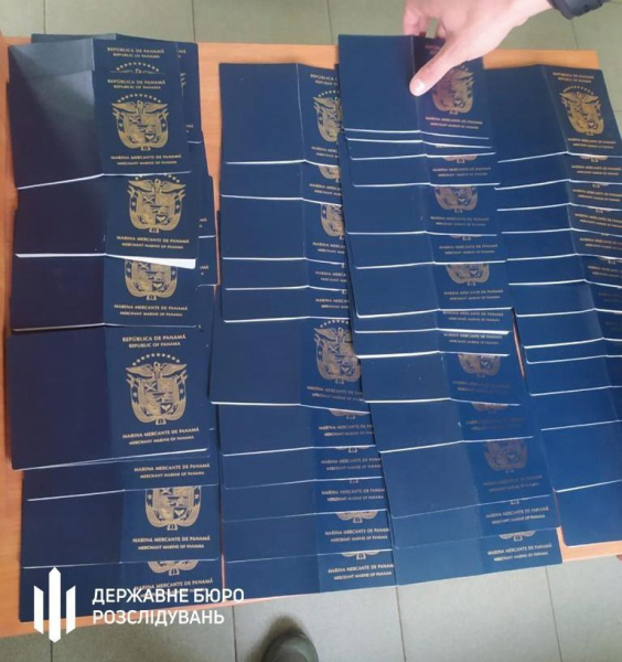 На КПП Мирный - Табаки задержали мужчину с 57 поддельными паспортами