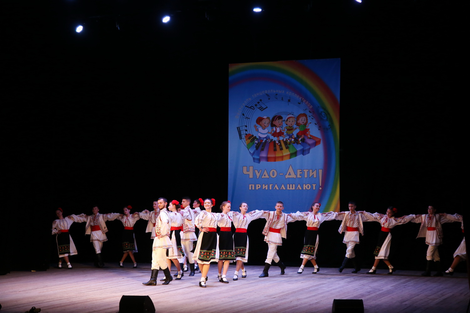 Танцы 7 народов мира представили на детском фестивале в Чадыр-Лунге