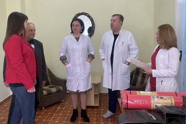 Добро не забывается. Беженка из Украины принесла подарки в роддом из Гагаузии