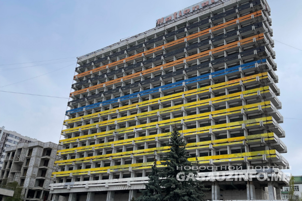 Фасад гостиницы National выкрасили в цвета георгиевской ленты