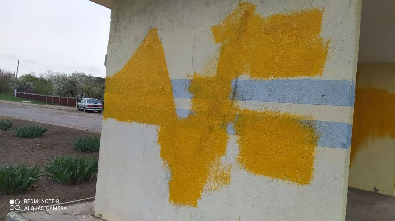 В Чумае местные власти замазали символы Z и V, нарисованные на остановке