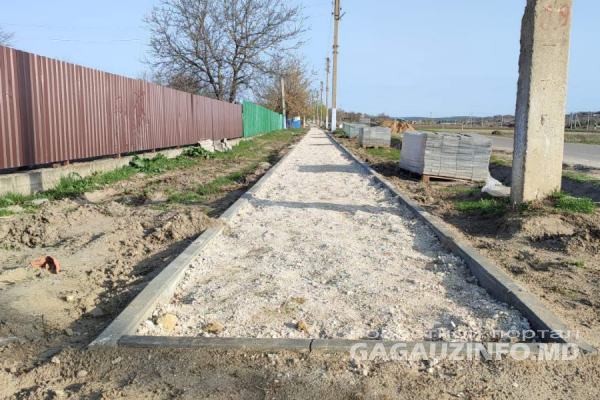 Реконструкция тротуара в центре Дезгинжи идет к завершению