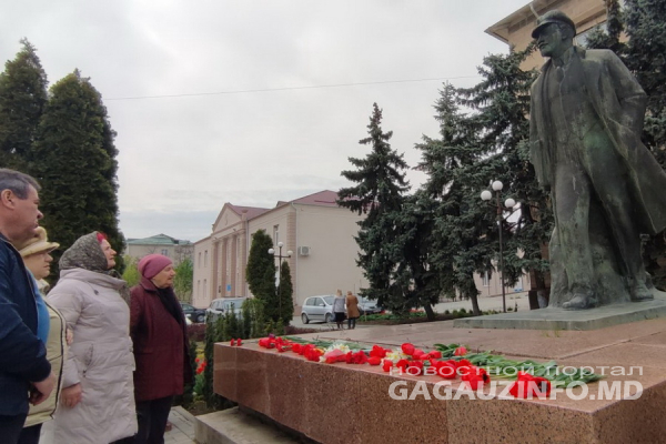 В Комрате возложили цветы к бюсту Владимира Ленина