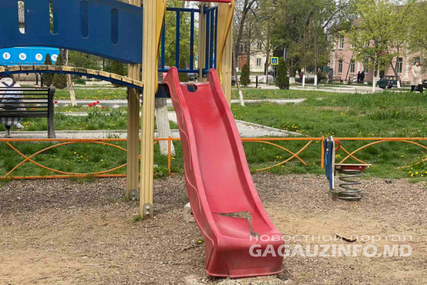 «Источник опасности для детей». В Вулканештах родители жалуются на состояние детских площадок