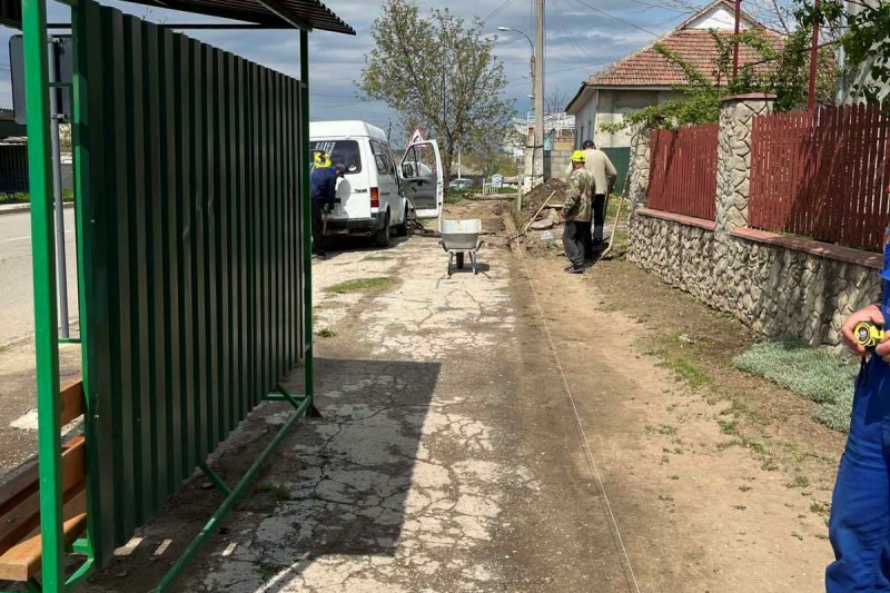 Пожертвуем частью клумб. В Чадыр-Лунге идет реконструкция тротуара