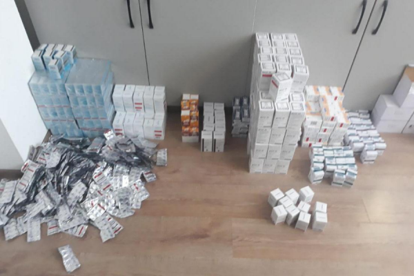 Жительница Украины пыталась вывезти из Молдовы 600 коробок лекарств без документов