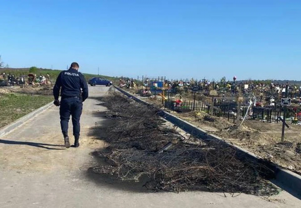 Сжег венки и кресты: полиция задержала одного из осквернителей могил на кладбище в Кишиневе