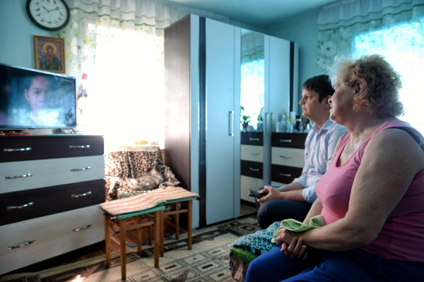 Будни вице-премьера: Спыну отправился в Новые Анены, чтобы подключить местную жительницу к цифровому TV
