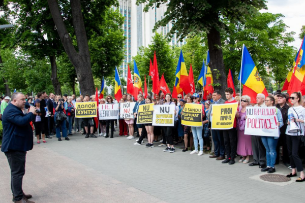 Члены и сторонники партии ПСРМ проводят протест: «Остановите политический беспредел»