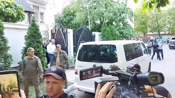 Обыски в доме Игоря Додона завершены; его доставили в СИЗО
