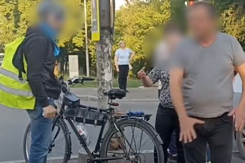 «Нечего бросаться на людей»: в Кишиневе велосипедист распылил слезоточивый газ на агрессивного водителя