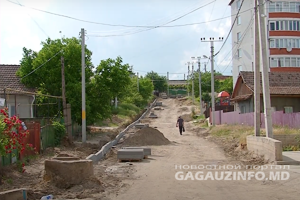 В Комрате идет ремонт одной из самых проблемных улиц города