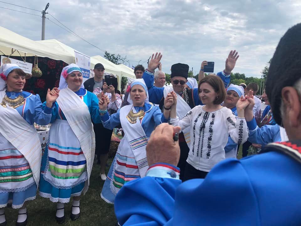 Майя Санду станцевала гагаузскую хору с артистами из автономии