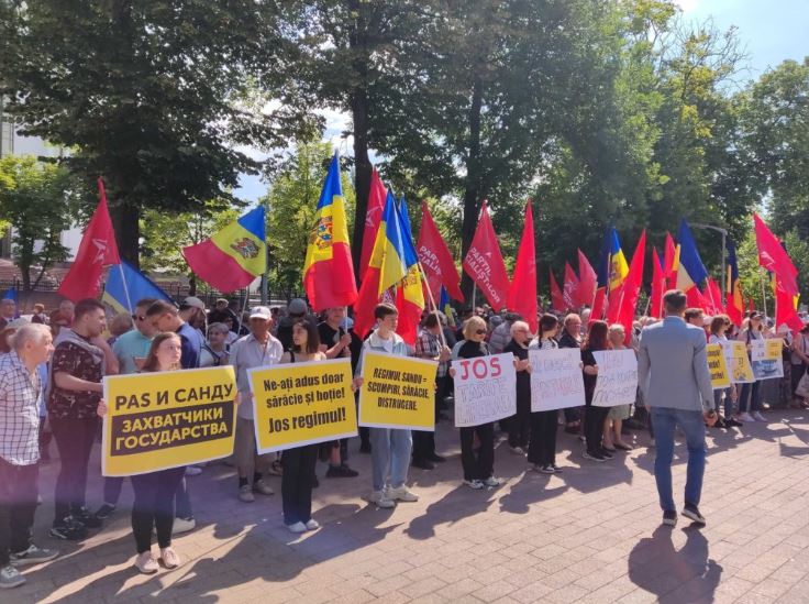 «Нет социальному геноциду». Социалисты провели протест перед парламентом