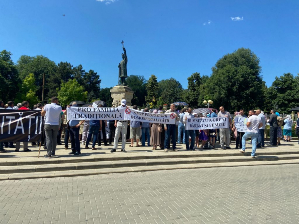 «Нет пропаганде гомосексуализма». В Кишиневе начался протест против ЛГБТ-парада