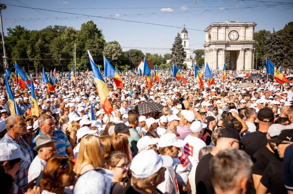 В центре Кишинева проходит массовый протест оппозиции
