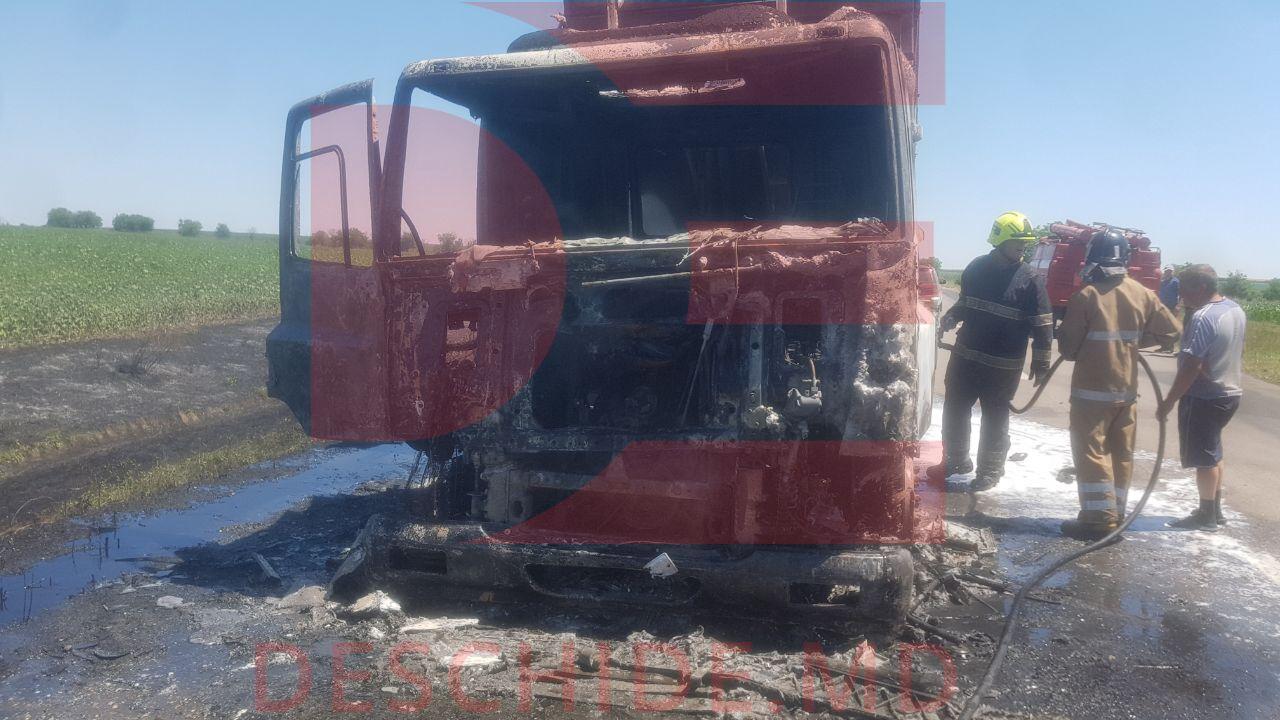 Грузовик с зерном загорелся на ходу в Каушанском районе