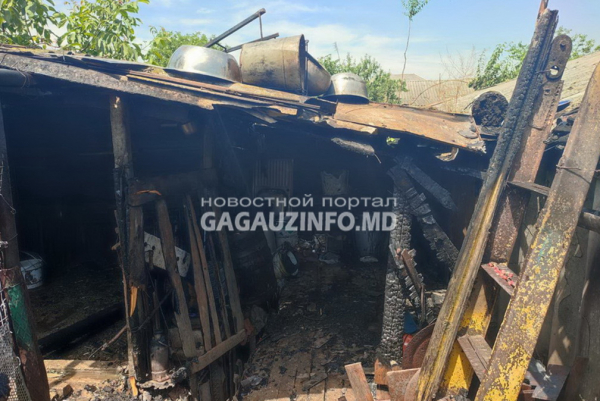 Пожар в Дезгинже: пожарные вынесли из огня газовый баллон