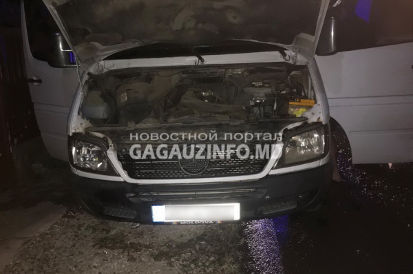 В Комрате загорелся микроавтобус