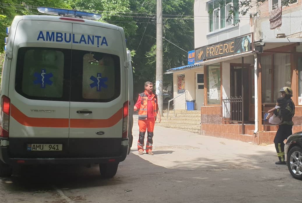 В Кишиневе пожарные спасли ребенка из задымленной квартиры