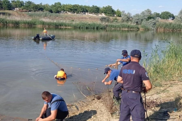 Спасатели извлекли тела утонувших на озере Мешень в Комрате