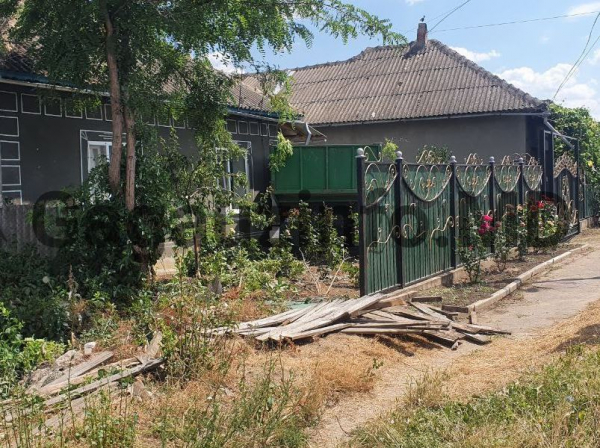 В Томае «КАМАЗ» вылетел с трассы и врезался в частный дом