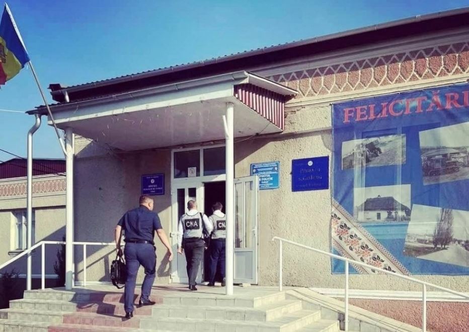 На севере Молдовы примар присваивал зарплаты подчиненных. Возбуждено дело