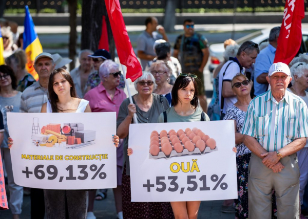 «Долой высокие цены!». Социалисты организовали новый протест перед зданием парламента