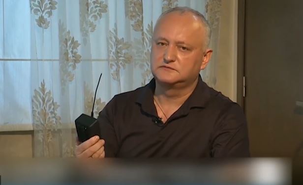 Додон заявил, что прикрепленный к его ноге браслет напичкан прослушкой