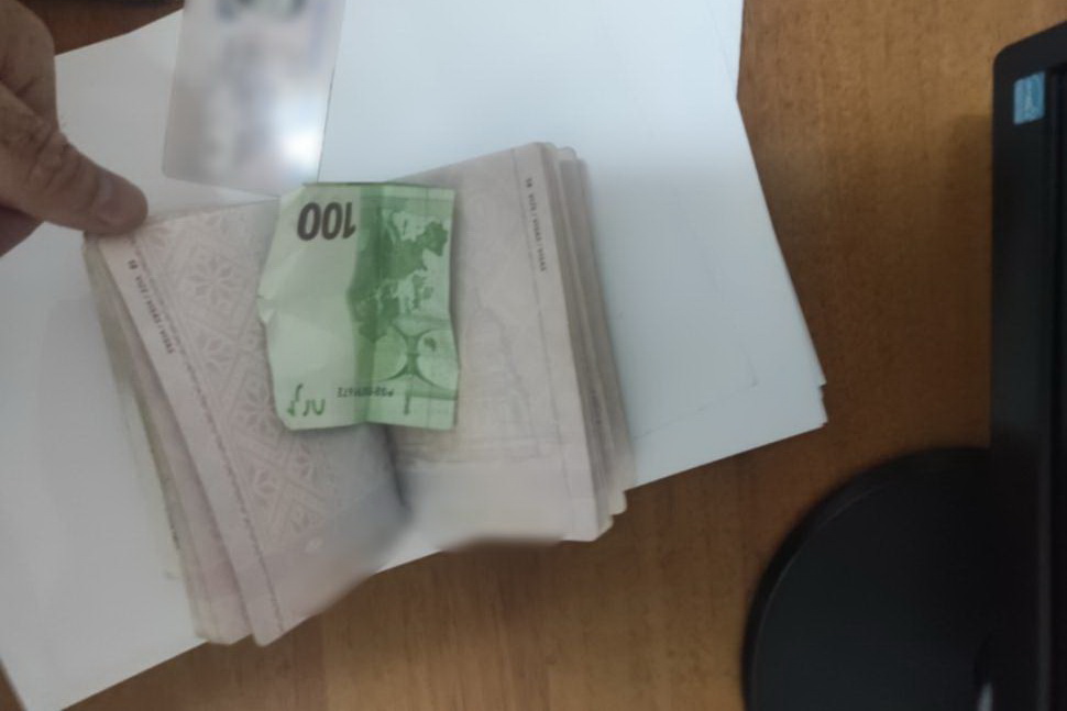 Купюра в паспорте - житель Гагаузии попытался подкупить пограничника