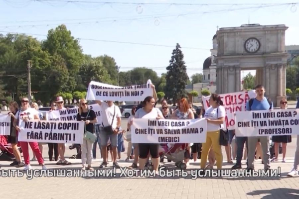 «Отдавать надо всю зарплату»: бенефициары Prima Casa протестуют в Кишиневе