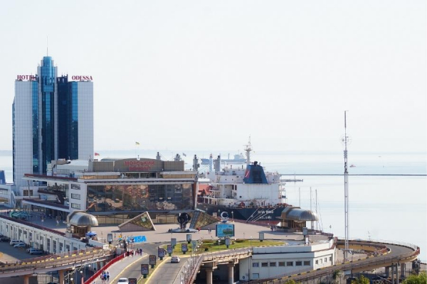 В Одессе прогремели взрывы: ракеты попали в морской порт