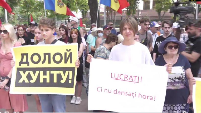 Правительство в отставку и досрочные выборы: социалисты вышли на новую акцию протеста